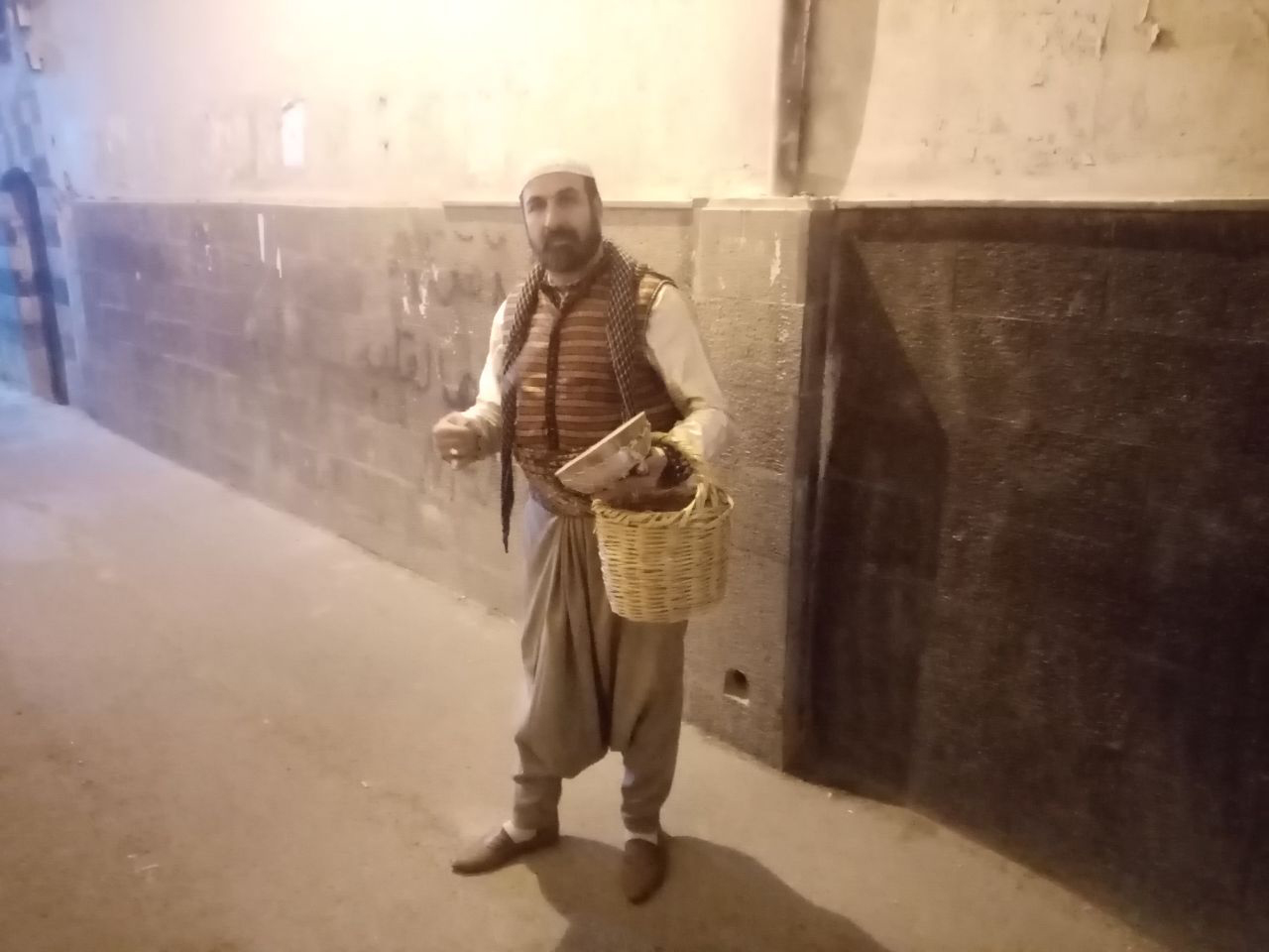 المسحراتي.. نداءات روحانية تصدح في حارات دمشق
