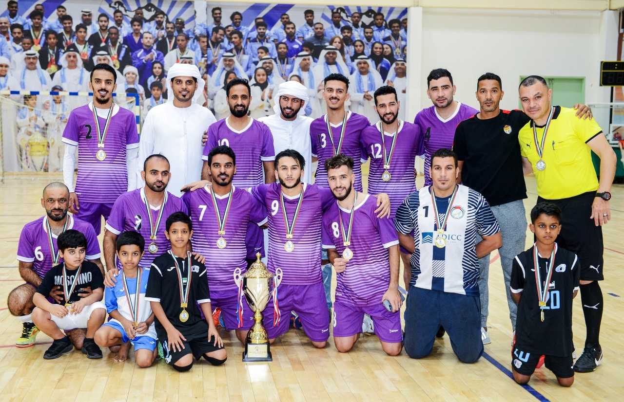 "فريق العين مع الكأس | البيان"