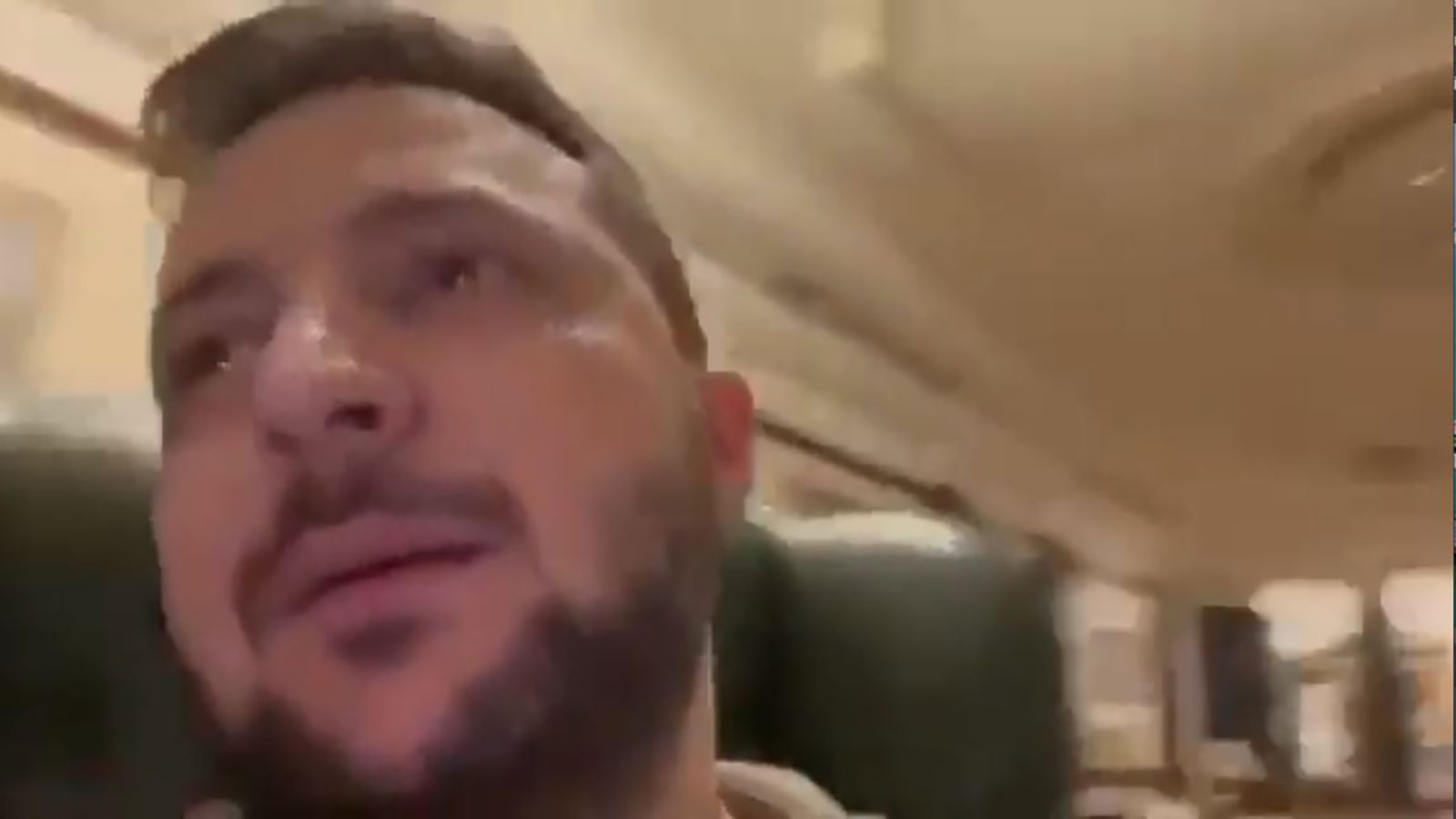 هل كان مخموراً؟.. مقطع فيديو لـ "زيلينسكي" من مكتبه يثير الكثير من التساؤلات