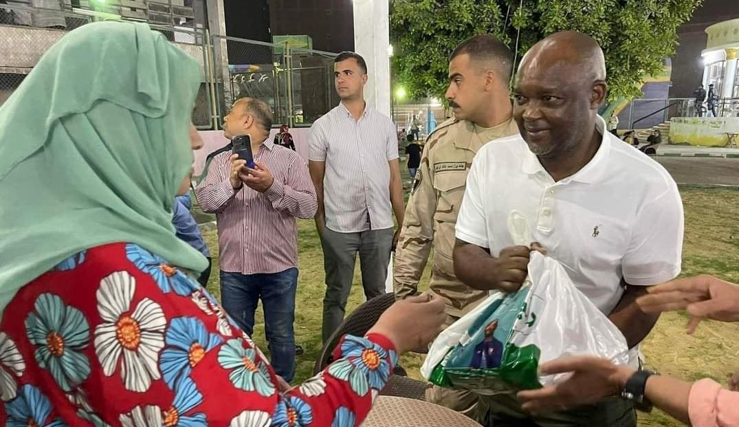 موسيماني يشارك في توزيع «شنط رمضان» على الأهالي في مصر (صور)