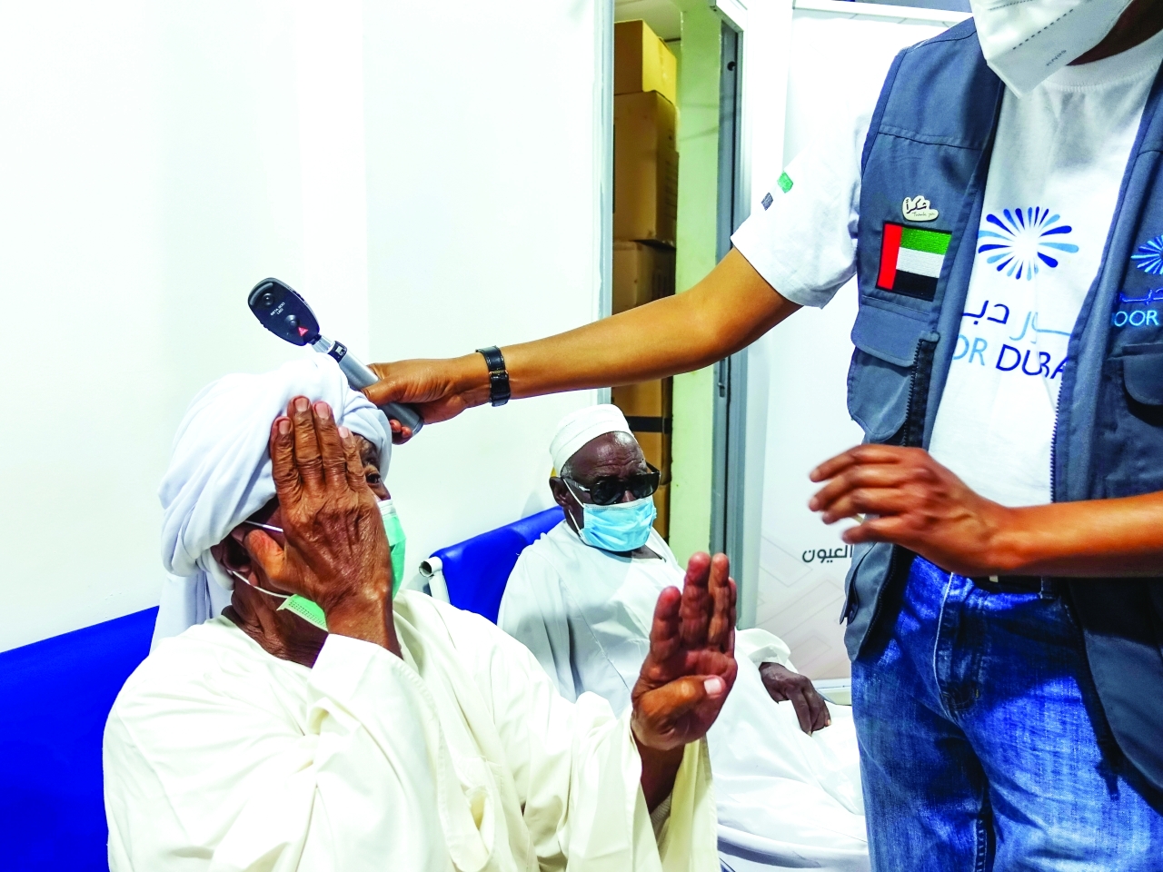 «دبي الخيرية»  تكافح العمى في تنزانيا