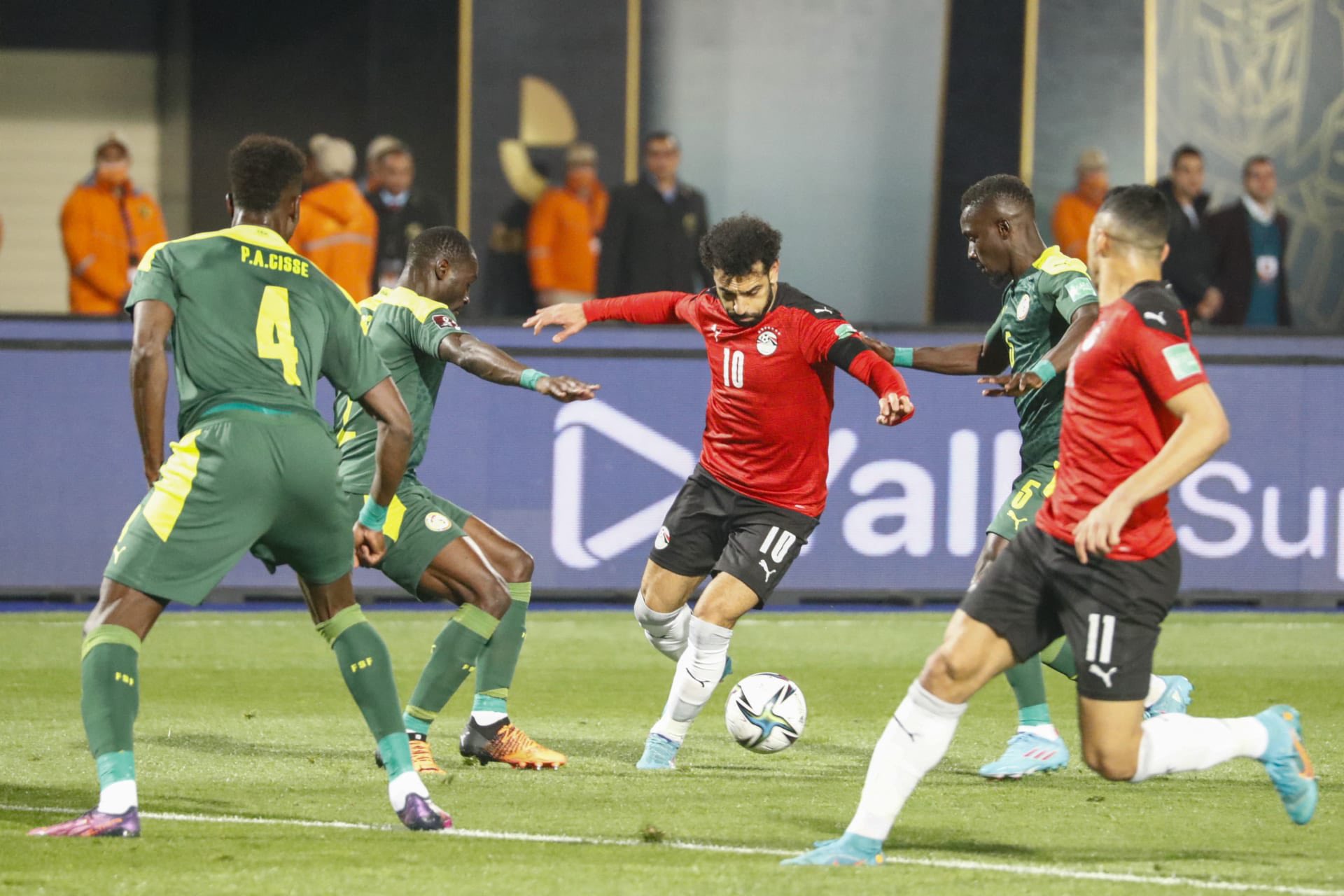 رئيس لجنة الانضباط بالكاف: من الصعب إعادة مباراة مصر والسنغال