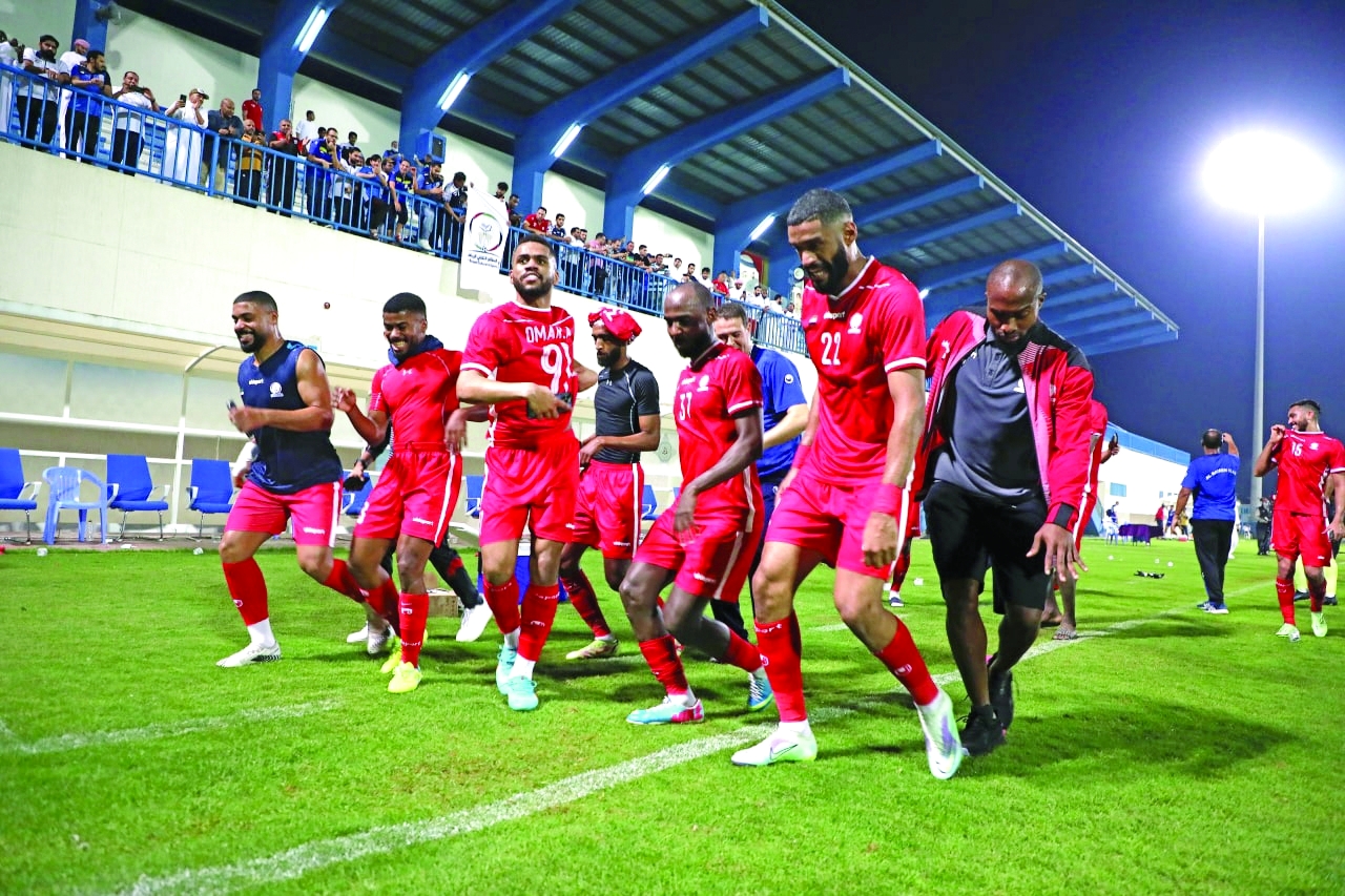 "من احتفالات لاعبي البطائح بالصعود لدوري المحترفين | البيان"