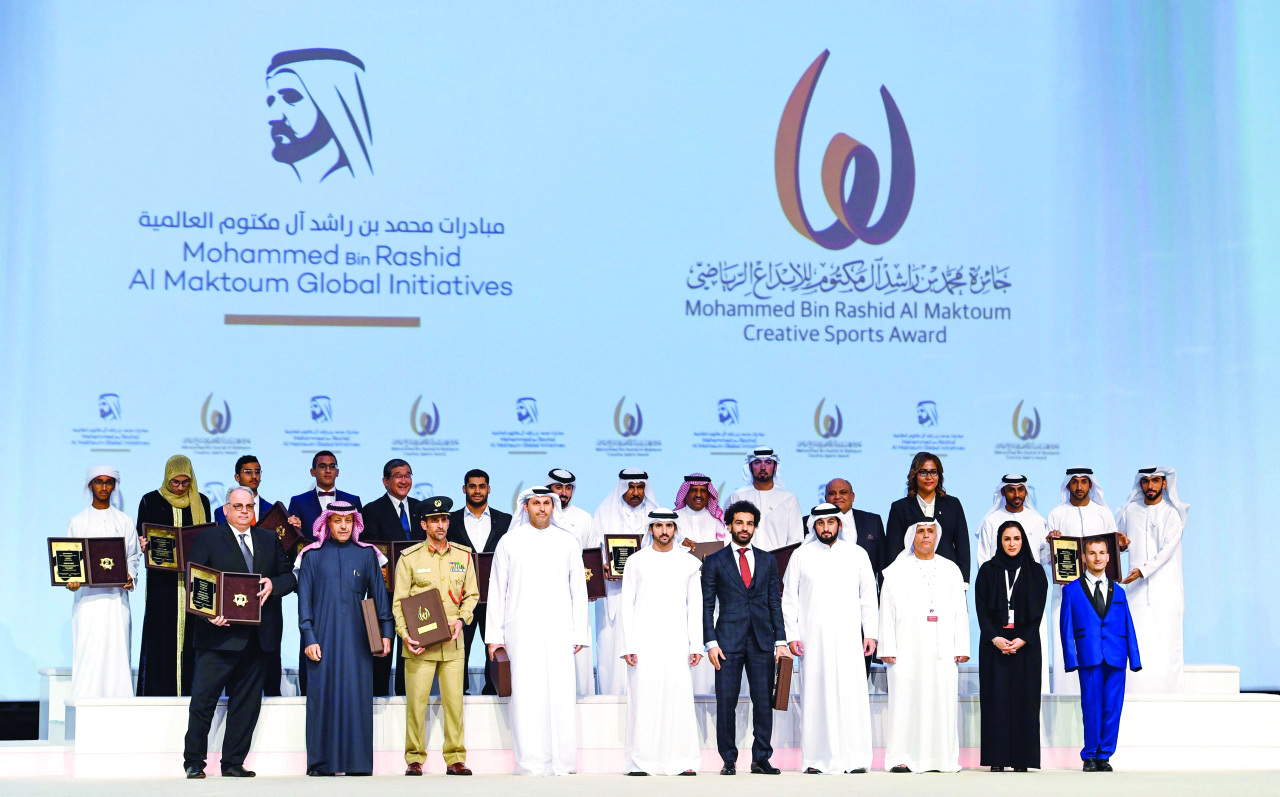 "حمدان بن محمد وأحمد بن محمد وسط المكرمين بحضور مطر الطاير ومسؤولين خلال حفل ختام الدورة السابقة  |  أرشيفية"