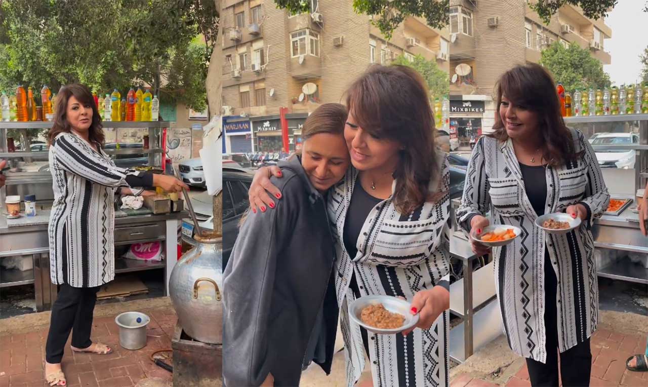 بالفيديو.. فنانة مصرية شهيرة تدعو زميلتها للإفطار من عربة فول بالشارع