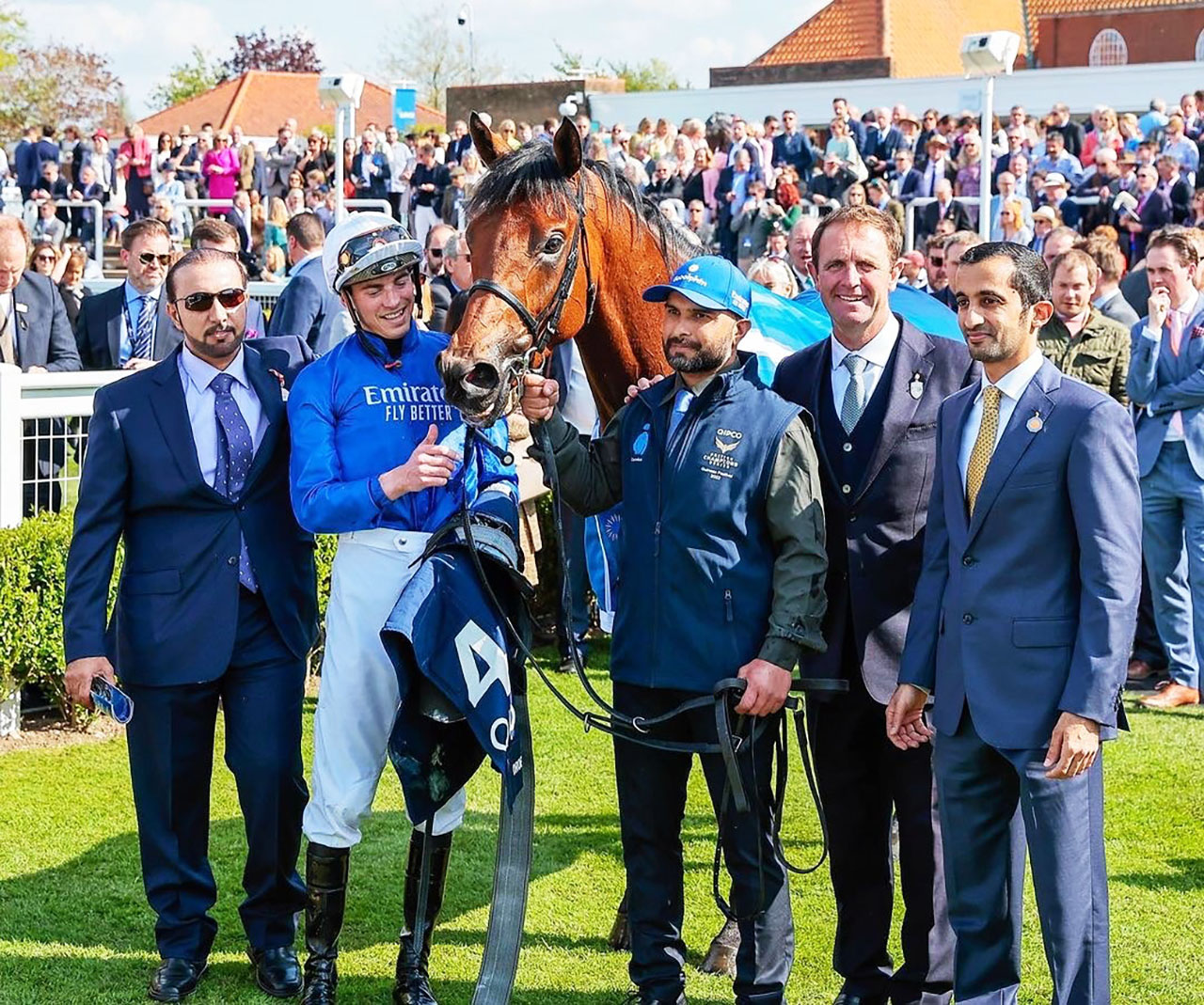 "راشد بن دلموك مع البطل «كوريباس» بحضور سلطان السبوسي وشارلي آبلبي / من المصدر"