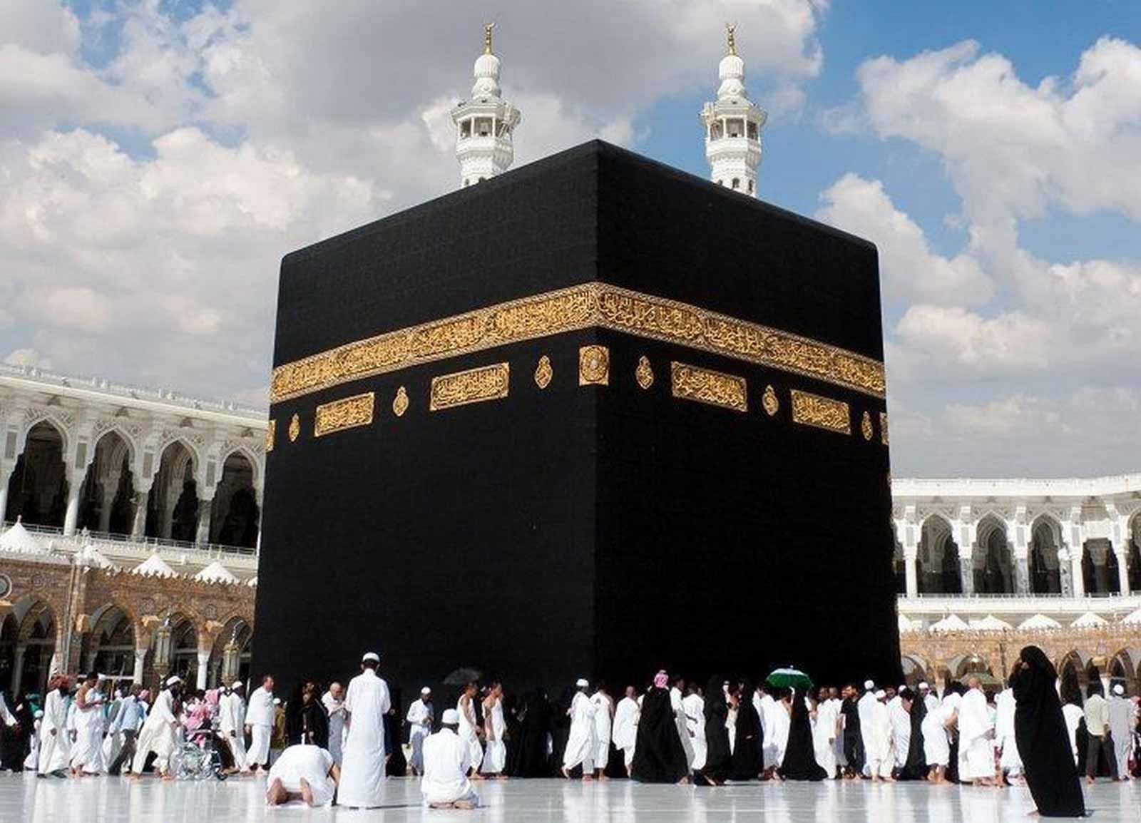 تصرف مثير للجدل.. فنانة تعلن عن مسلسلها الجديد من أمام الكعبة