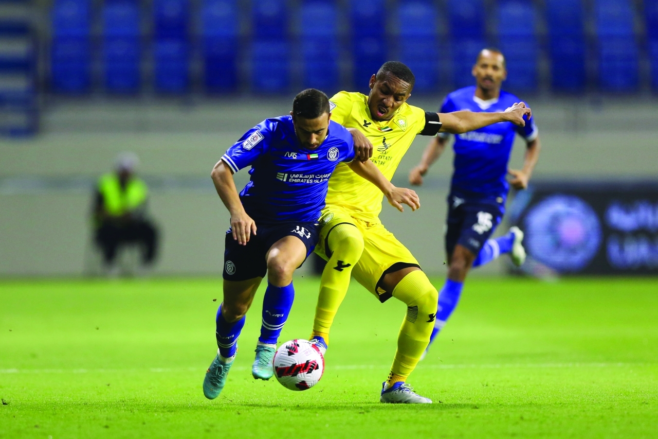 "صراع على الكرة بين لاعبي النصر والوصل | تصوير: غلام كاركر"