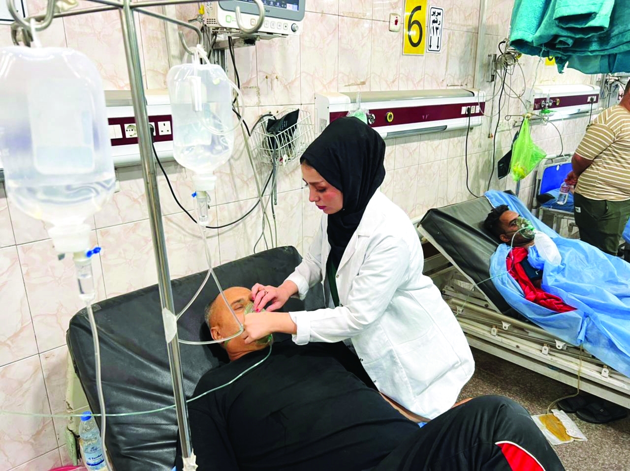 "عراقي يعاني مشاكل تنفسية خلال تلقيه الإسعافات الأولية في أحد مستشفيات بغداد | أ.ب"