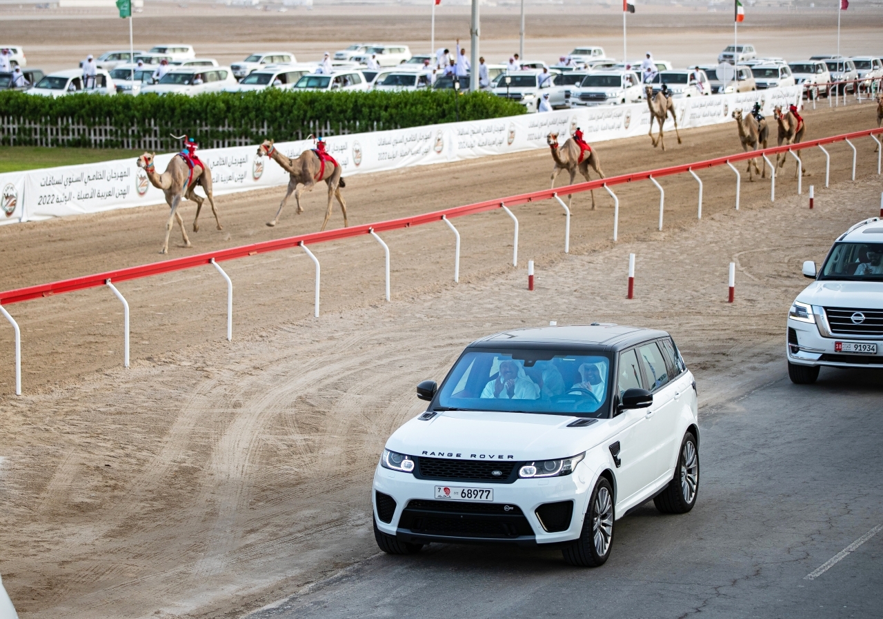 "سلطان بن حمدان خلال متابعته الفعاليات | تصوير: أحمد بدوان"