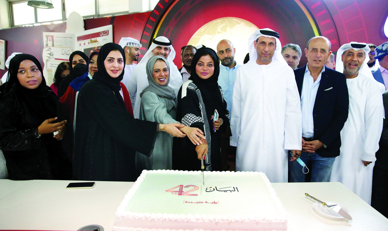 "أحمد الحمادي ومنى بوسمرة ورياض مقدادي وأحمد الحوري وآمنة البنا والعاملون في الصحيفة خلال الحفل  | تصوير: إبراهيم صادق"