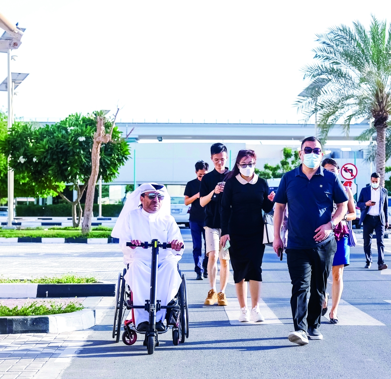 "ماجد العصيمي مرافقاً الوفد الصيني خلال الجولة | البيان"