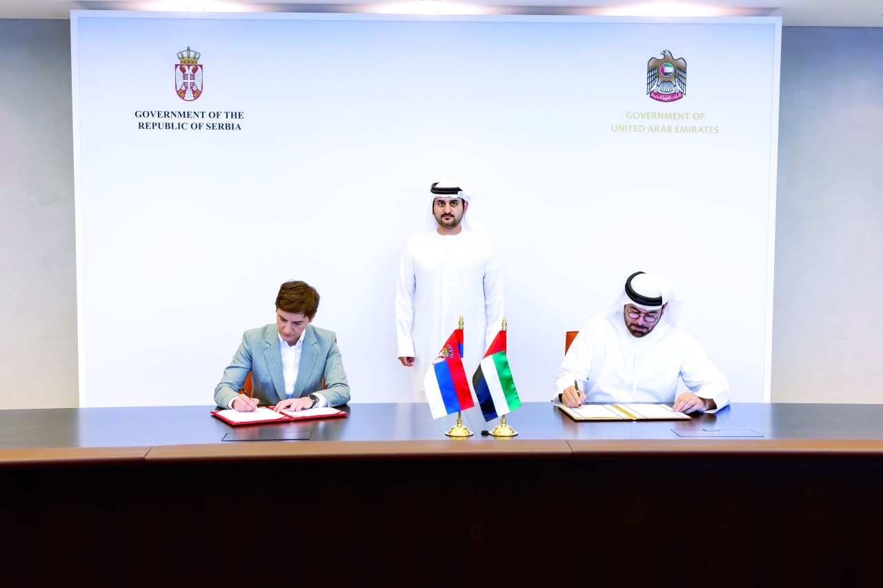 "مكتوم بن محمد يشهد توقيع آنا برنابيتش ومحمد القرقاوي اتفاقية التعاون"