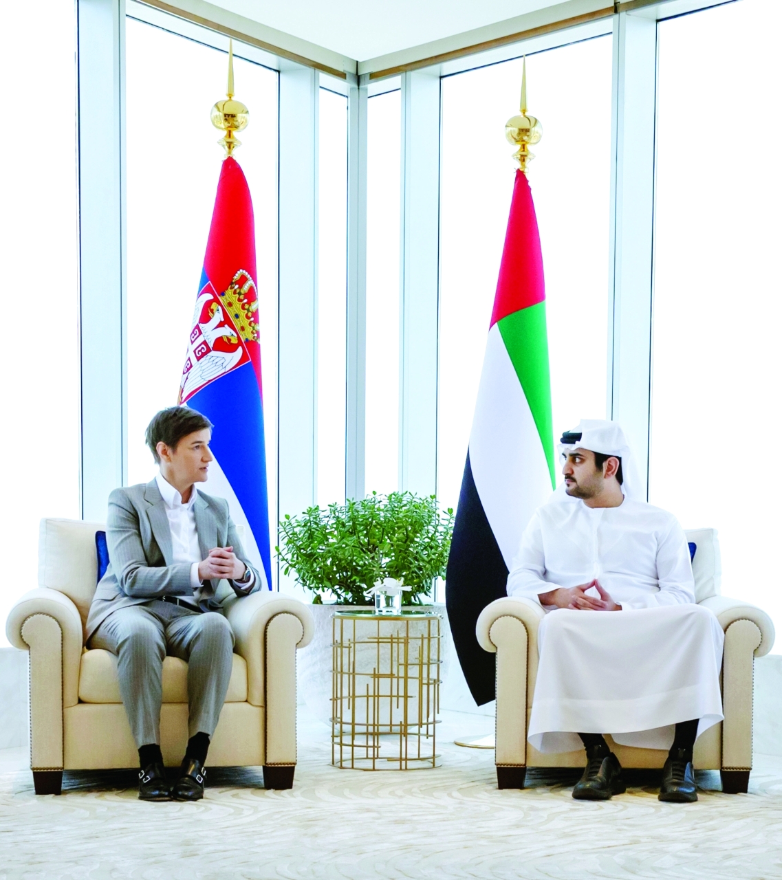 "مكتوم بن محمد في حديث مع آنا برنابيتش"