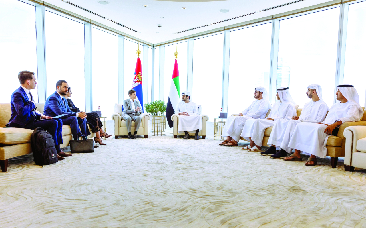 "مكتوم بن محمد مستقبلاً رئيسة وزراء صربيا بحضور محمد القرقاوي ومحمد الحسيني وعمر سلطان العلماء وهلال المري | تصوير: خليفة اليوسف"