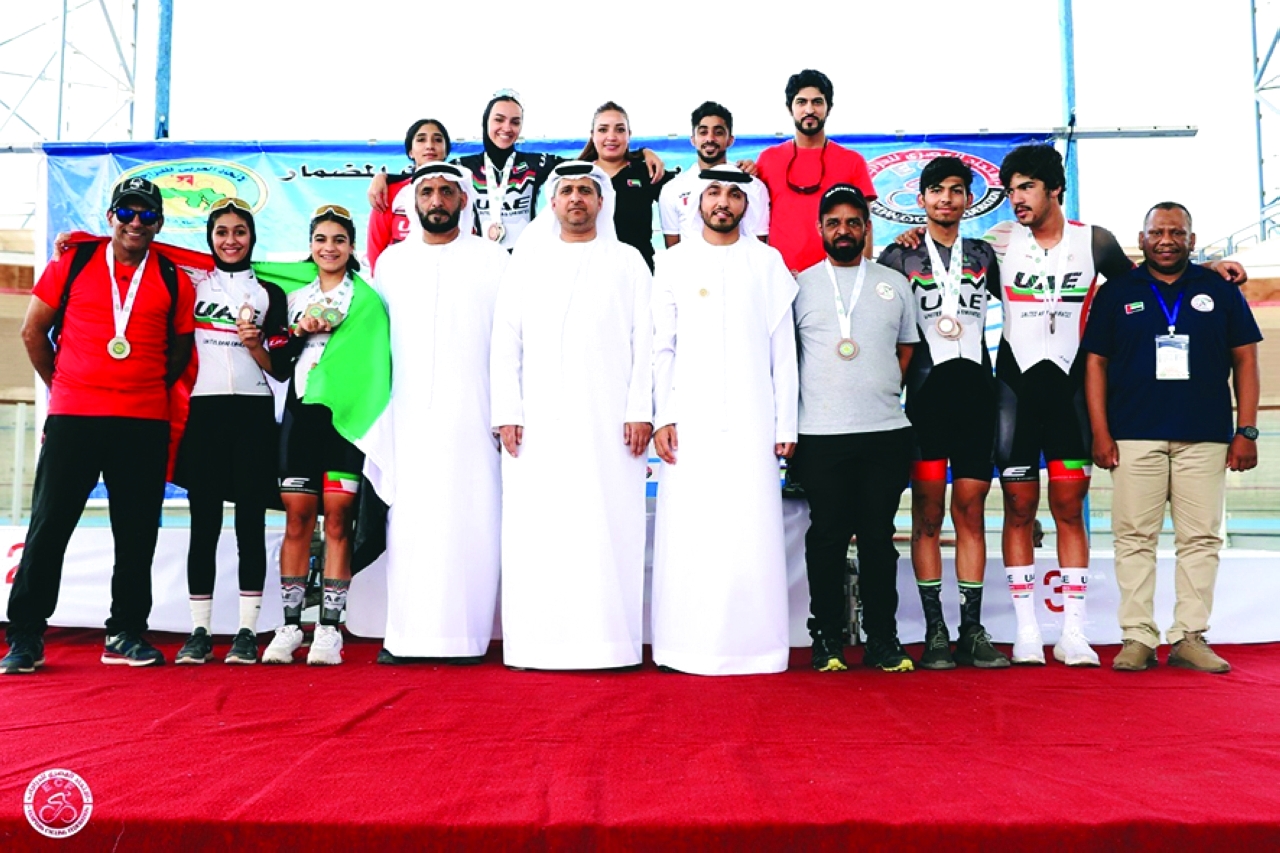 "منصور بوعصيبة يتوسط بعثة المنتخب | البيان"