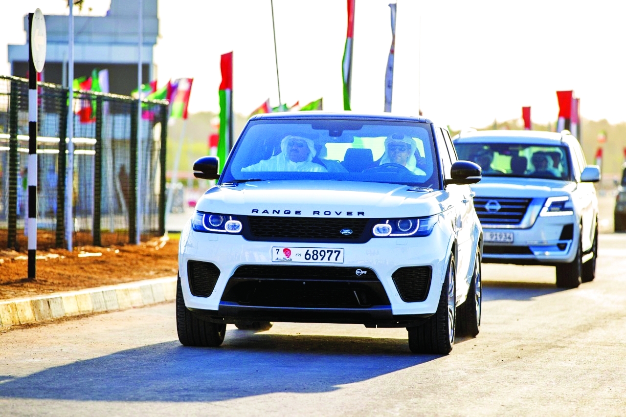 "سلطان بن حمدان خلال متابعته المنافسات | البيان"