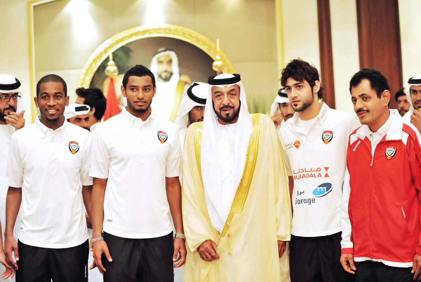 "خليفة متوسطاً لاعبي المنتخب الأولمبي المتأهل لأولمبياد لندن"