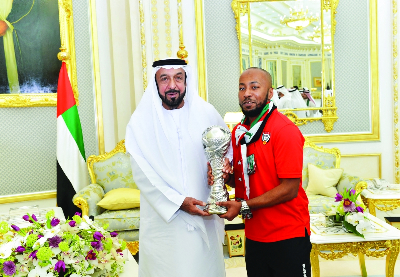 "ومتسلماً الكأس من إسماعيل مطر"