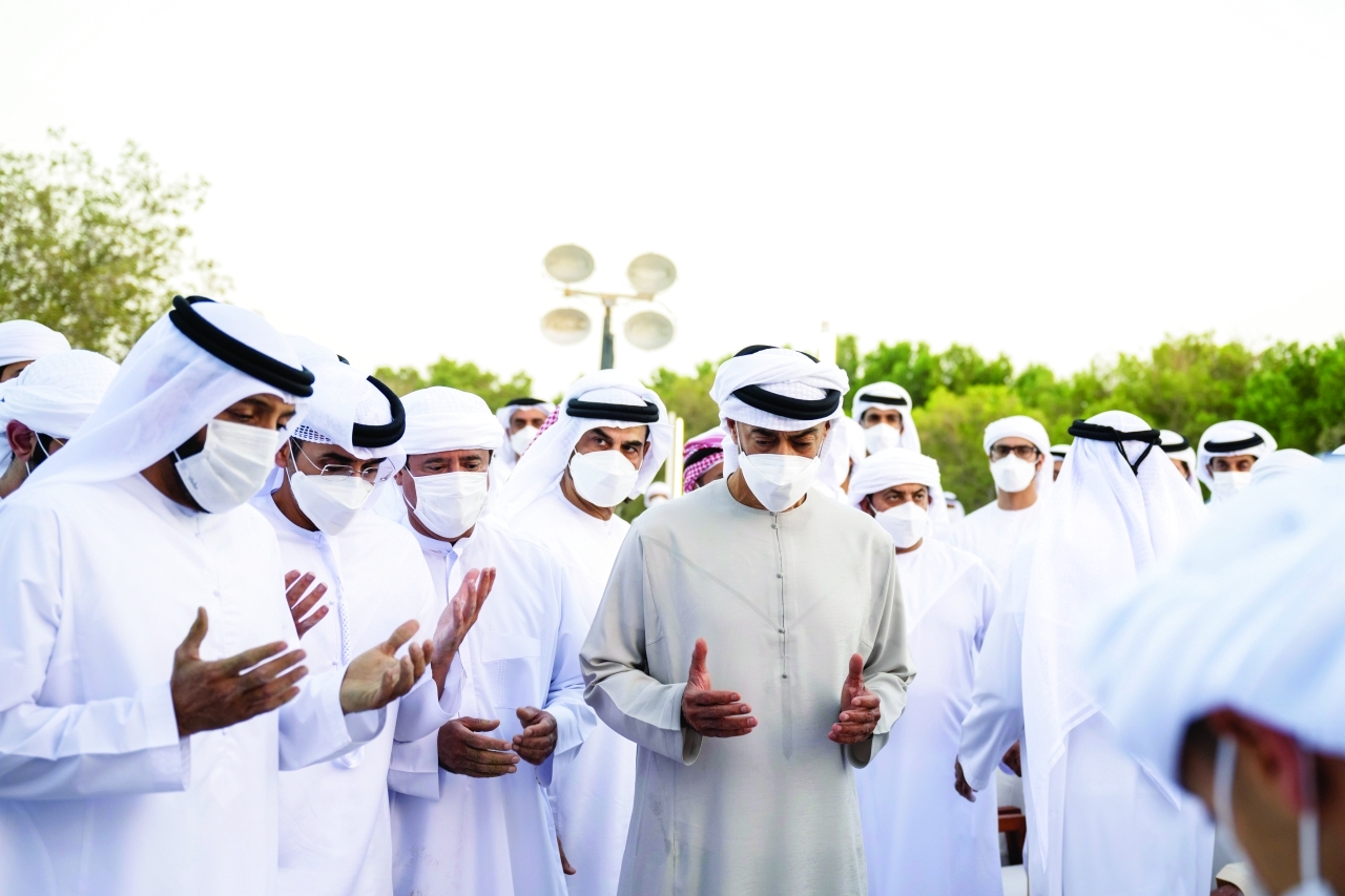 "سموه وحمدان وذياب بن زايد"