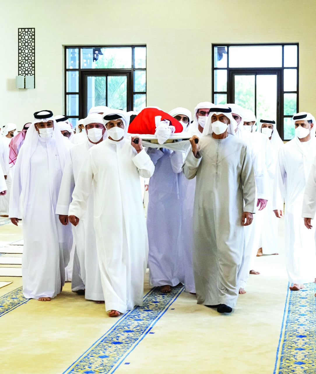 "محمد بن زايد ومنصور بن زايد والشيوخ يحملون جثمان فقيد الوطن"