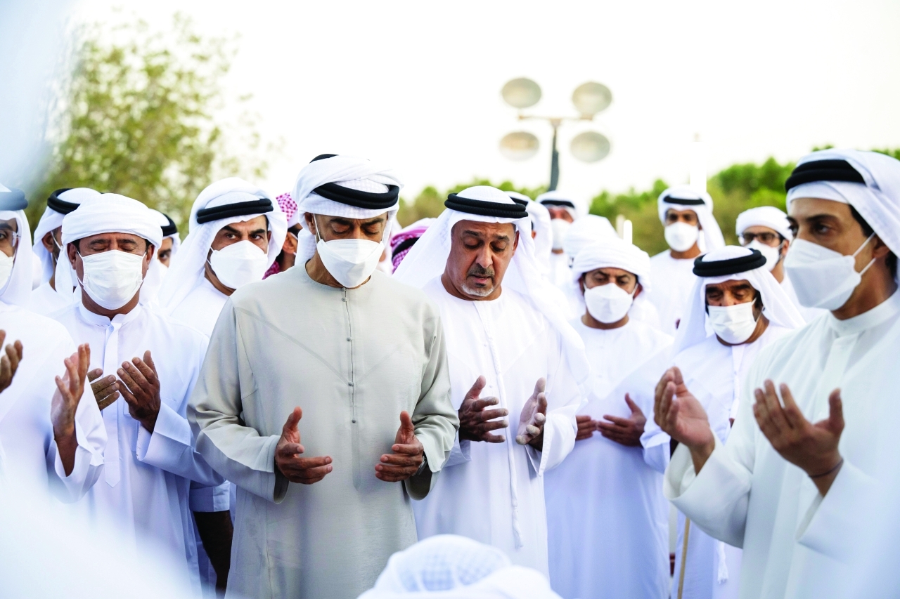 "محمد بن زايد وحمدان بن زايد وسلطان بن خليفة خلال تشييع فقيد الوطن"