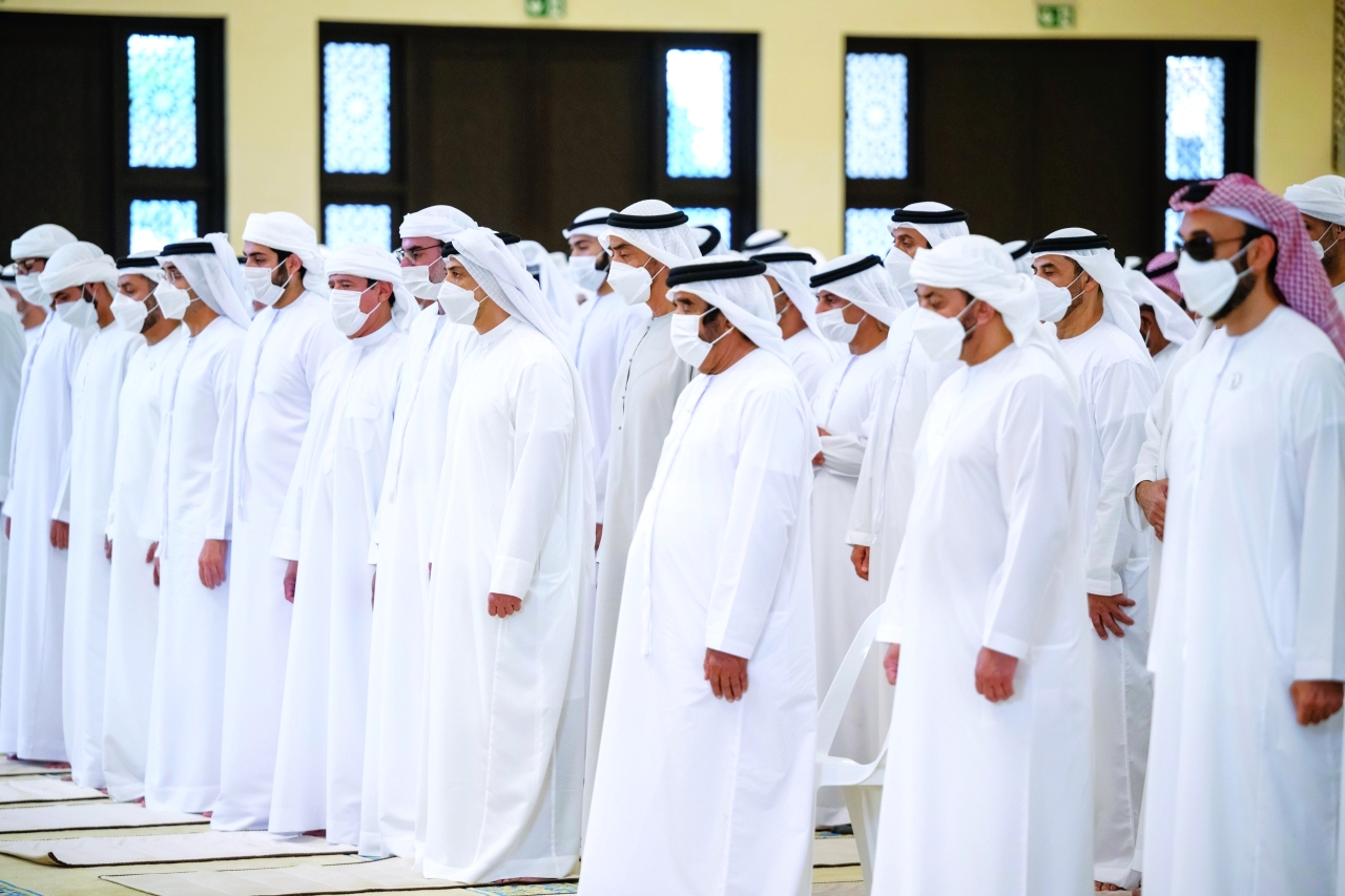 "محمد بن زايد خلال صلاة الجنازة بحضور حمدان بن زايد وسيف بن محمد وطحنون وذياب بن زايد"