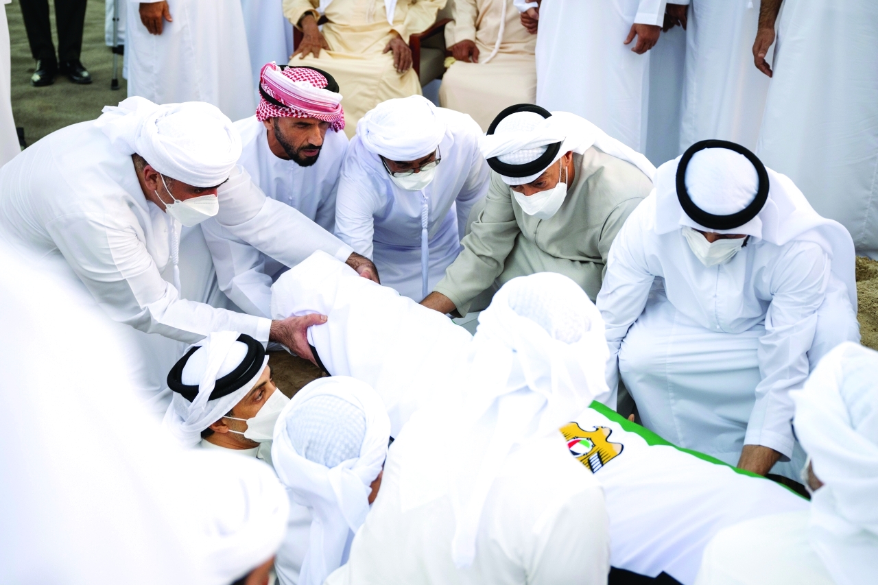 "سموه خلال تشييع جثمان فقيد الوطن إلى مثواه الأخير بحضور نهيان ومنصور بن زايد"