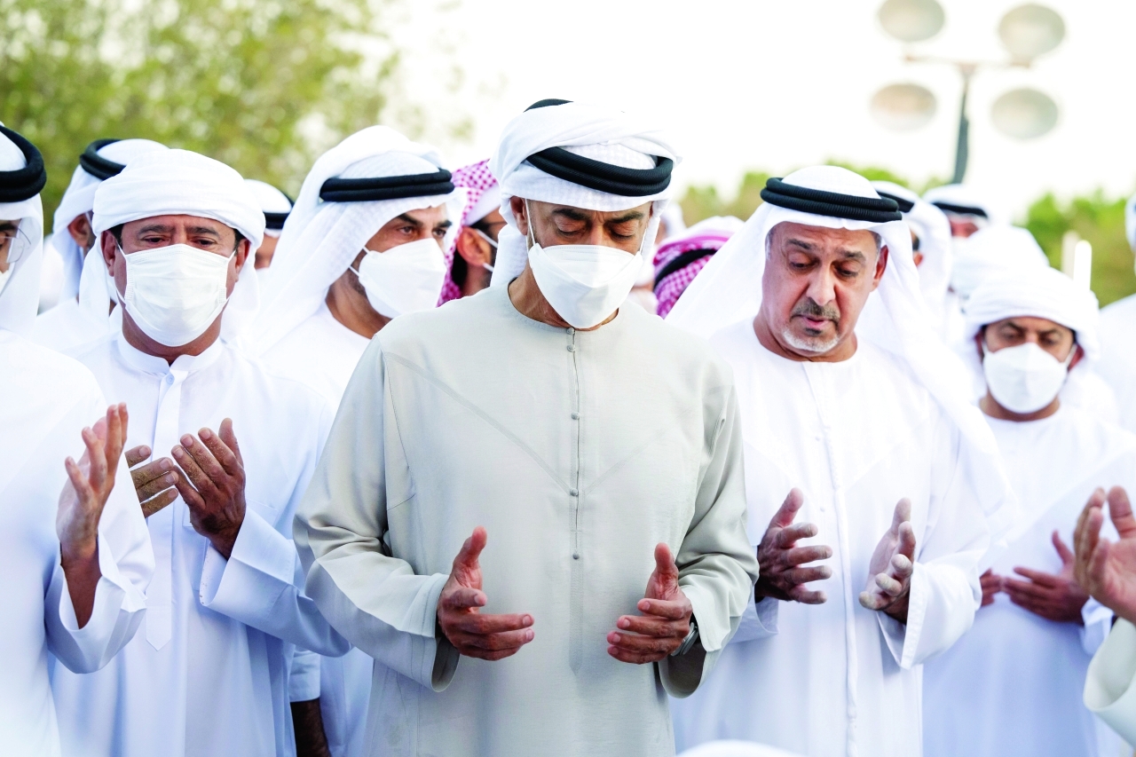 "محمد بن زايد وحمدان بن زايد وسلطان بن خليفة خلال تشييع فقيد الوطن"