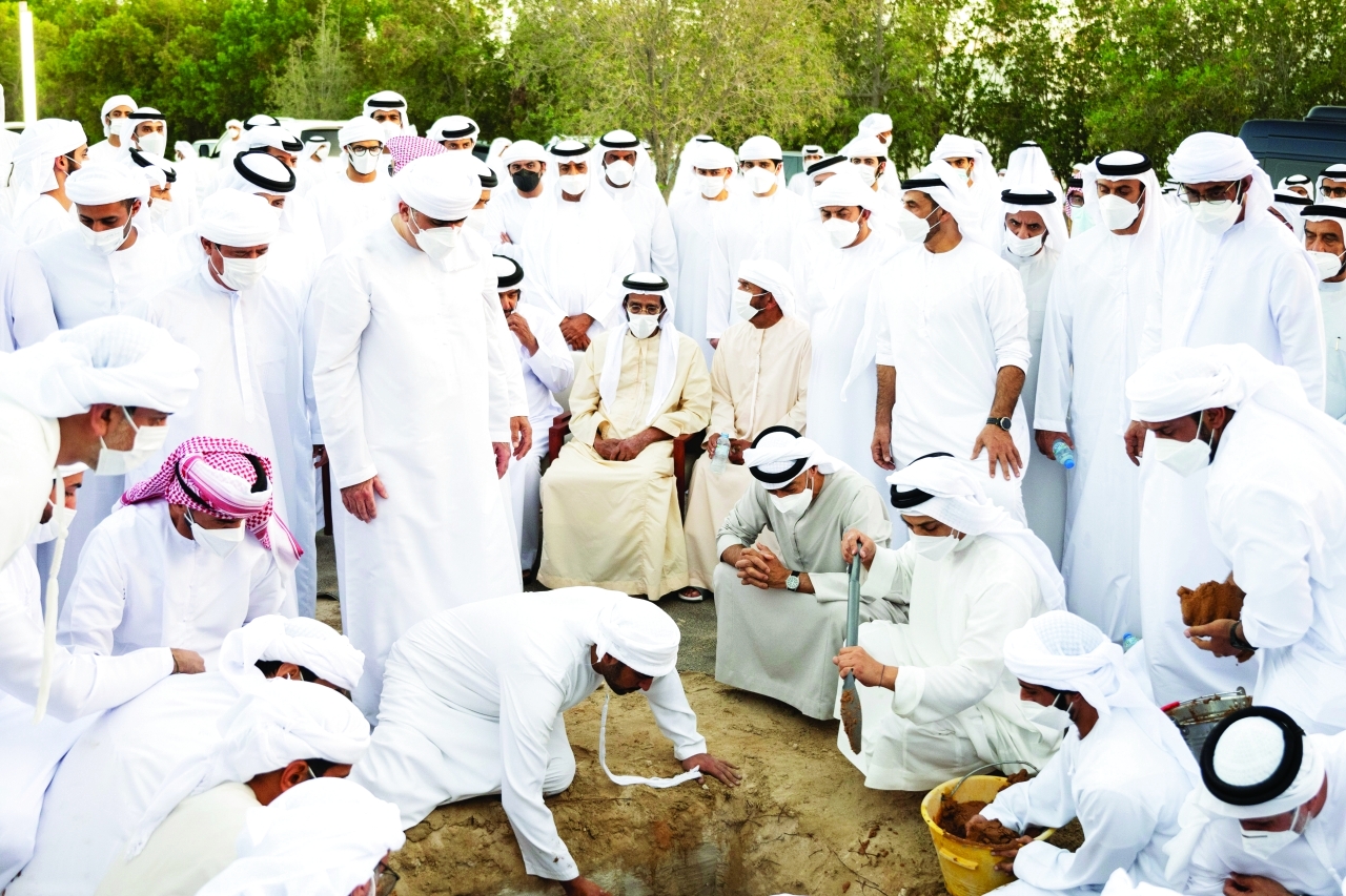 "محمد بن زايد خلال مواراة الجثمان الثرى بحضور حمدان بن زايد وطحنون وسيف وسرور بن محمد ومنصور بن زايد"