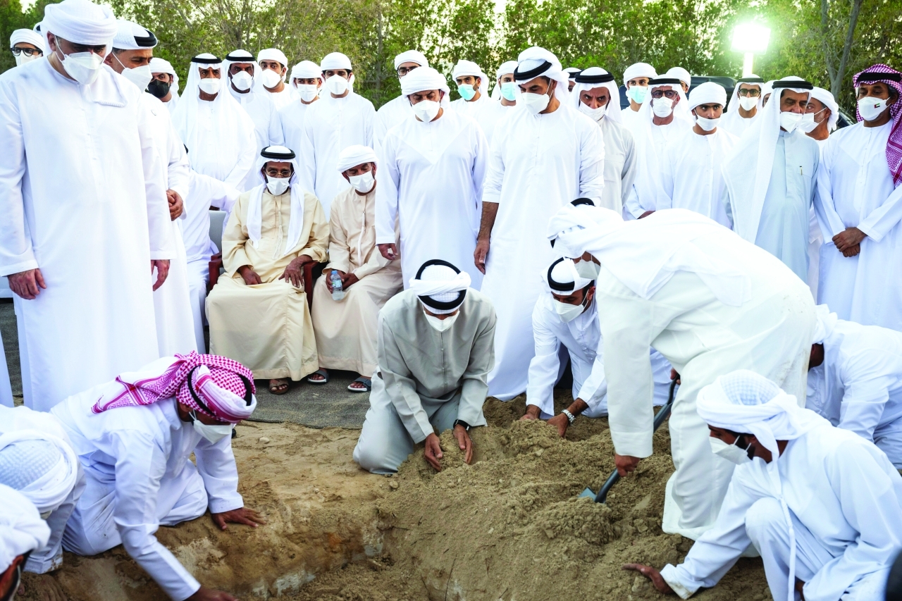 "محمد بن زايد خلال مواراة الجثمان الثرى بحضور حمدان بن زايد وطحنون وسرور بن محمد ونهيان بن مبارك | تصوير: راشد المنصوري، وحمد الكعبي، وعبدالله الجنيبي، ومحمد الحمادي"