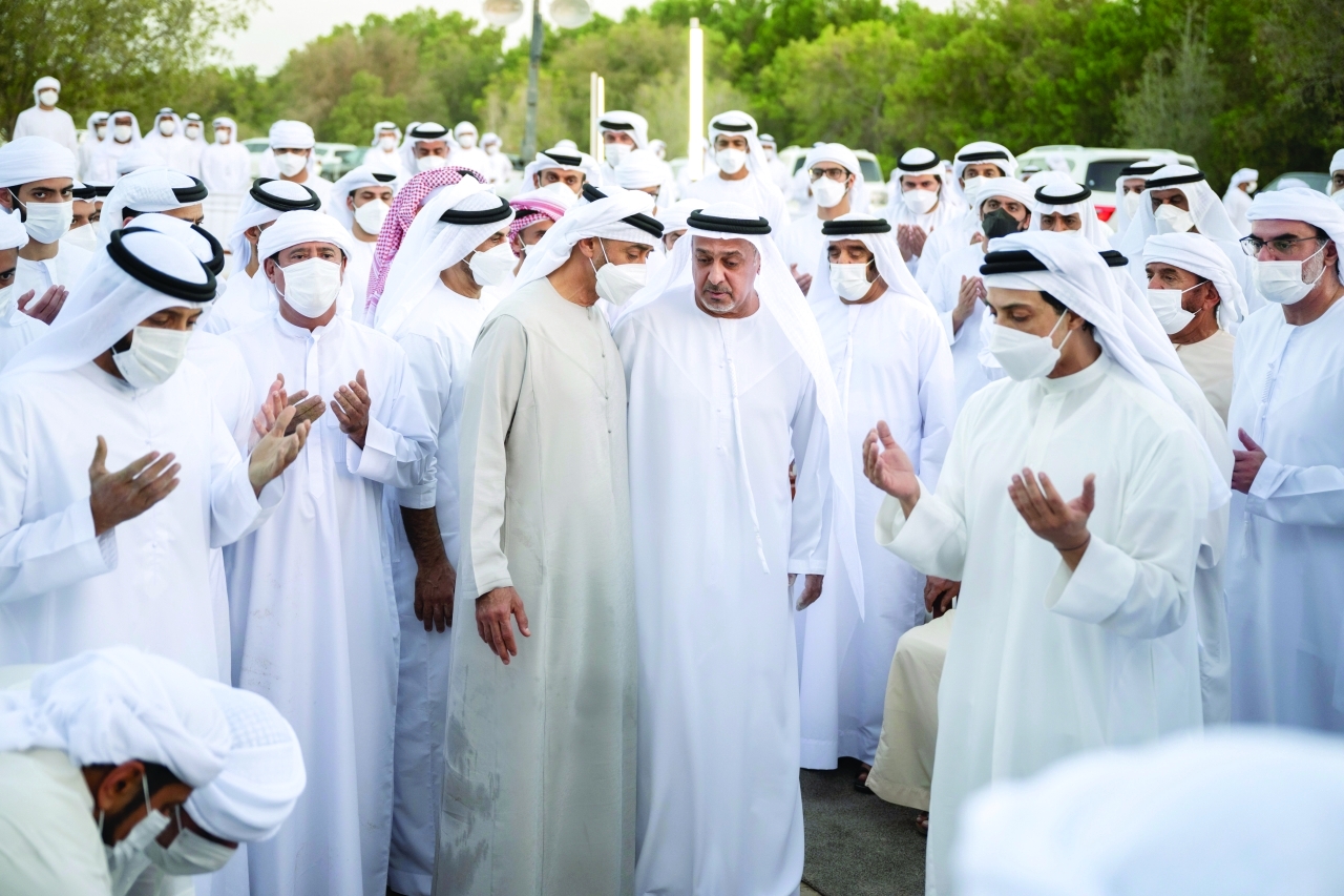 "محمد بن زايد وسيف وسرور بن محمد ومنصور بن زايد وسلطان بن خليفة"