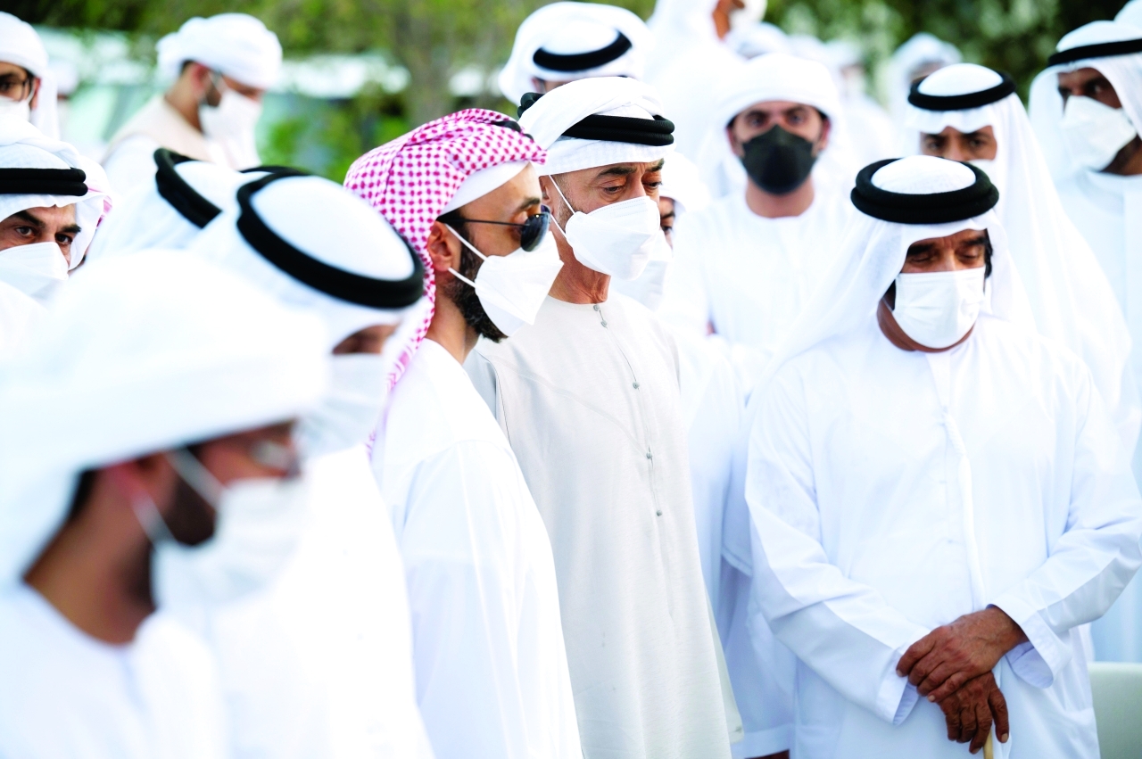"محمد بن زايد خلال مراسم الدفن بحضور سيف بن محمد وطحنون بن زايد ونهيان بن مبارك"