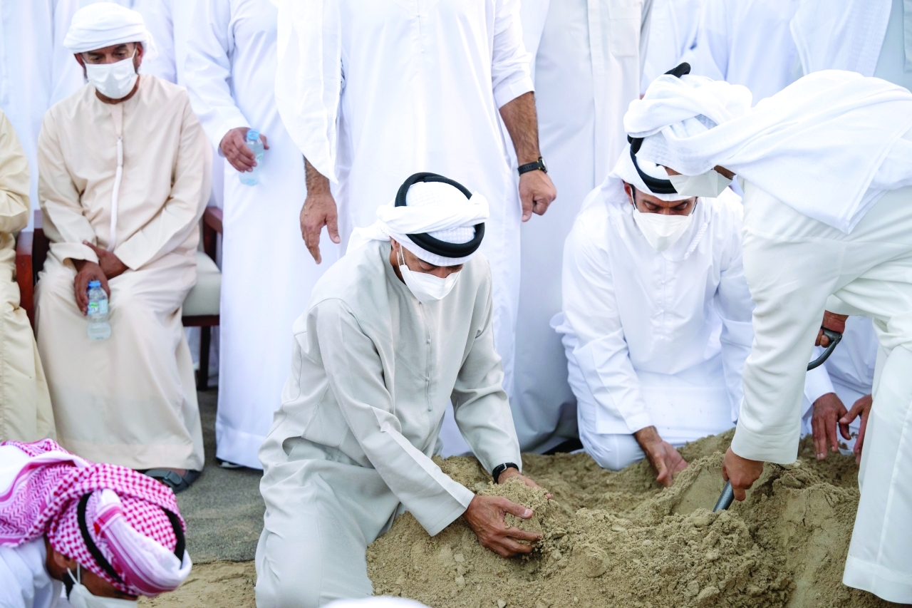 "محمد بن زايد يواري جثمان الفقيد الثرى"