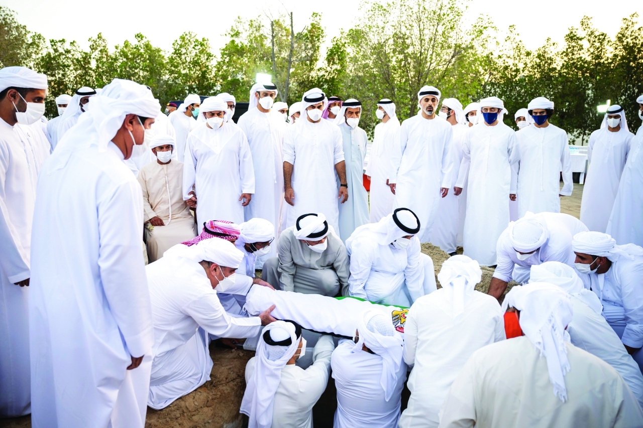 "محمد بن زايد خلال مواراة الجثمان الثرى بحضور حمدان بن زايد وسرور بن محمد وعبدالله بن زايد وخالد بن محمد بن زايد والشيوخ"