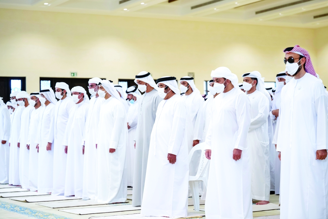 "سموه خلال أداء صلاة الجنازة بحضور حمدان بن زايد وسيف بن محمد وطحنون ومنصور وذياب بن زايد والشيوخ"