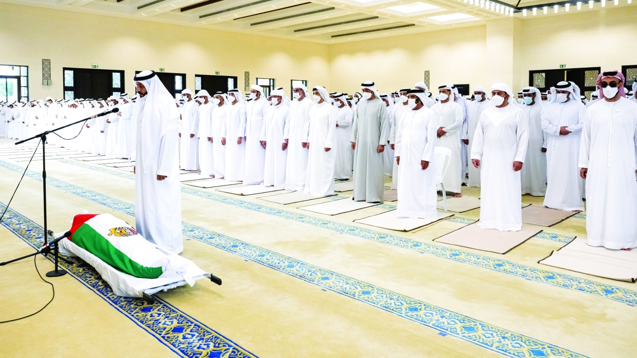 "محمد بن زايد خلال أداء صلاة الجنازة على فقيد الوطن بحضور حمدان بن زايد وسيف بن محمد وطحنون ومنصور وذياب بن زايد والشيوخ"