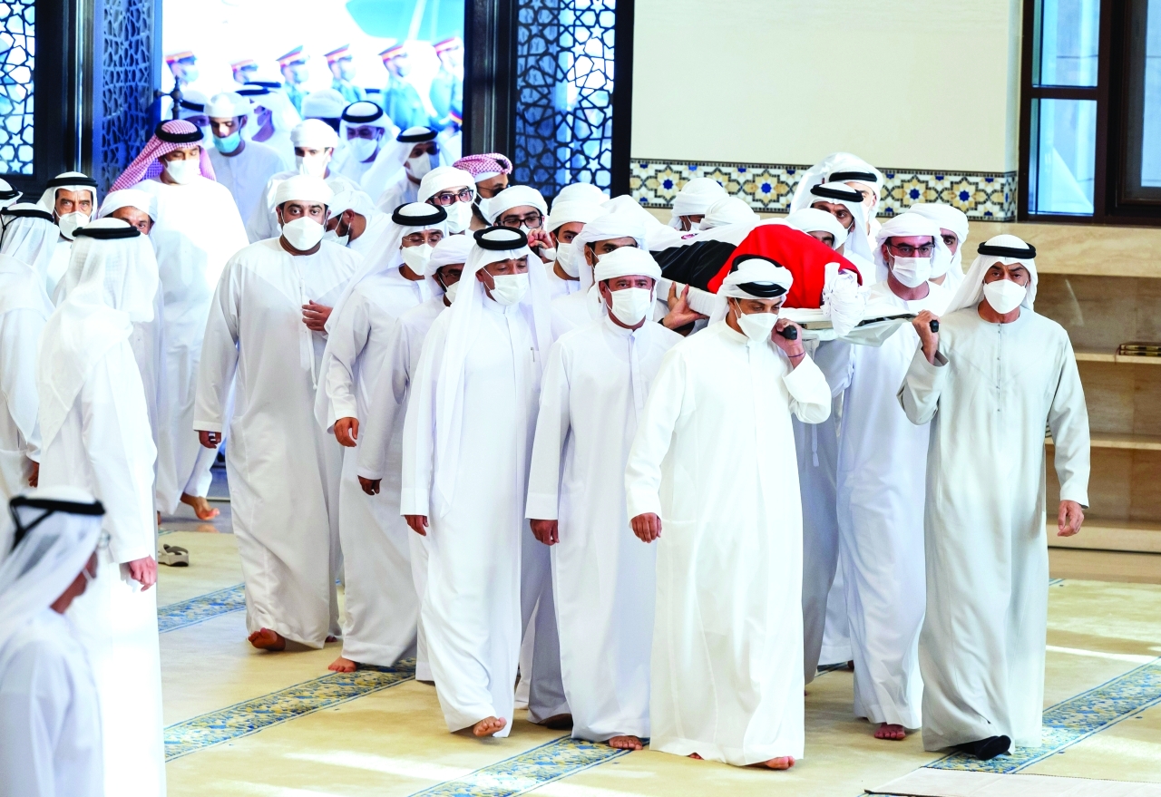 "سموه حاملًا الجثمان على كتفه بحضور منصور وذياب بن زايد"