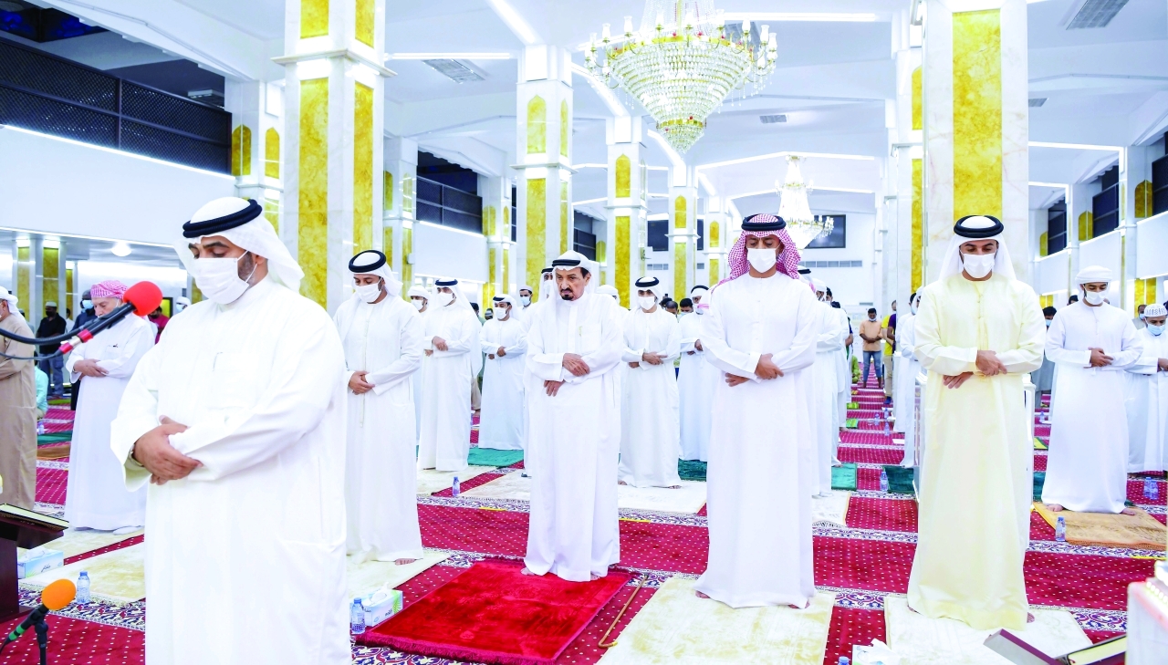 "حميد النعيمي خلال أداء صلاة الغائب بحضور عمار وراشد بن حميد  | وام"