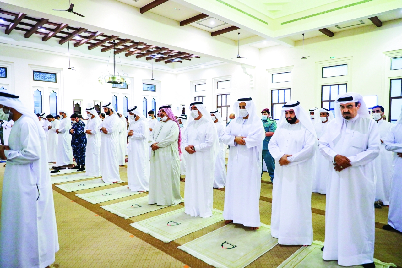 "سعود المعلا وجموع المصلين خلال أداء صلاة الغائب"