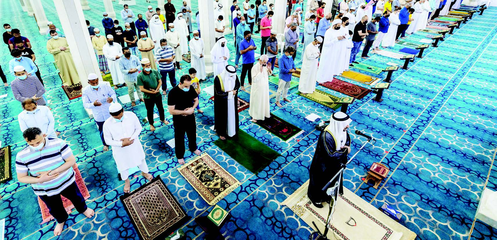 "المصلون في أبوظبي خلال صلاة الغائب بجامع خليفة بن زايد"