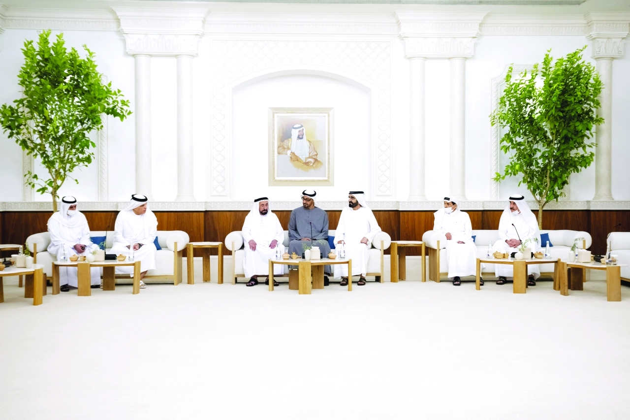 "الصورة الأولى  محمد بن زايد ومحمد بن راشد وسلطان القاسمي وحميد النعيمي وحمد الشرقي وسعود المعلا وسعود القاسمي | تصوير: حمد الكعبي"