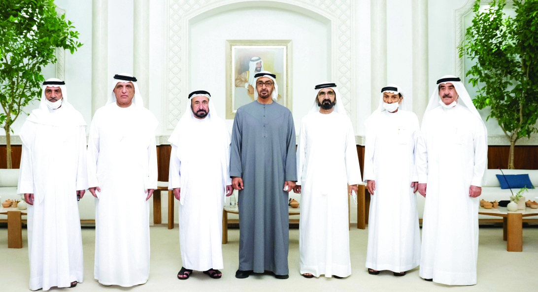 "رئيس الدولة ومحمد بن راشد وسلطان القاسمي وحميد النعيمي وحمد الشرقي وسعود المعلا وسعود بن صقر خلال اجتماع المجلس الأعلى للاتحاد | أرشيفية"