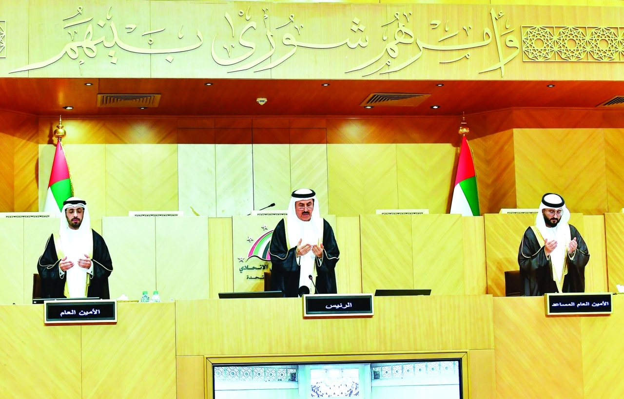 "صقر غباش خلال قراءة الفاتحة على روح فقيد الوطن | من المصدر"