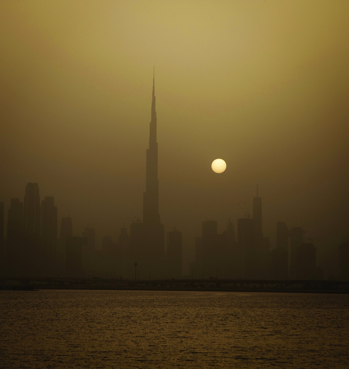 "مشهد الغبار في سماء منطقة  برج خليفة   |   تصوير: أحمد عبيد وإبراهيم صادق وسيف الكعبي"