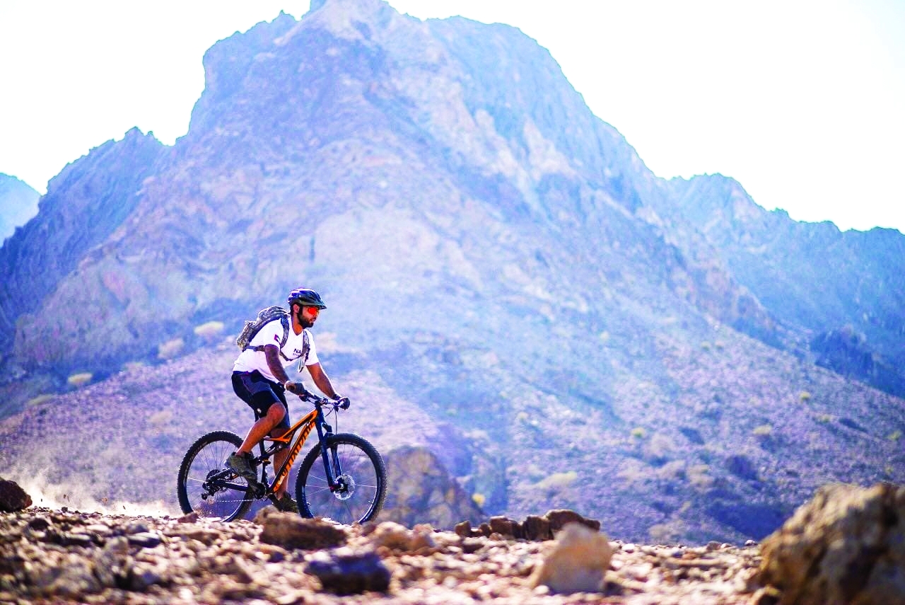 "محمد الكعبي خلال جولة بالدراجة في حتا | البيان"