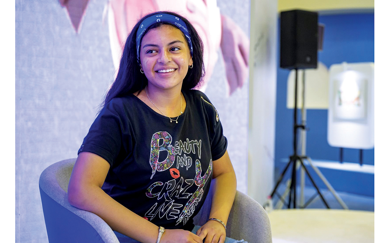 "الطفلة فرح مصطفى خلال جلستها"