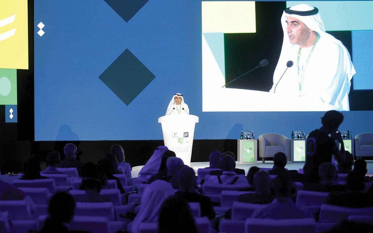 "علي بن تميم خلال المؤتمر / وام"