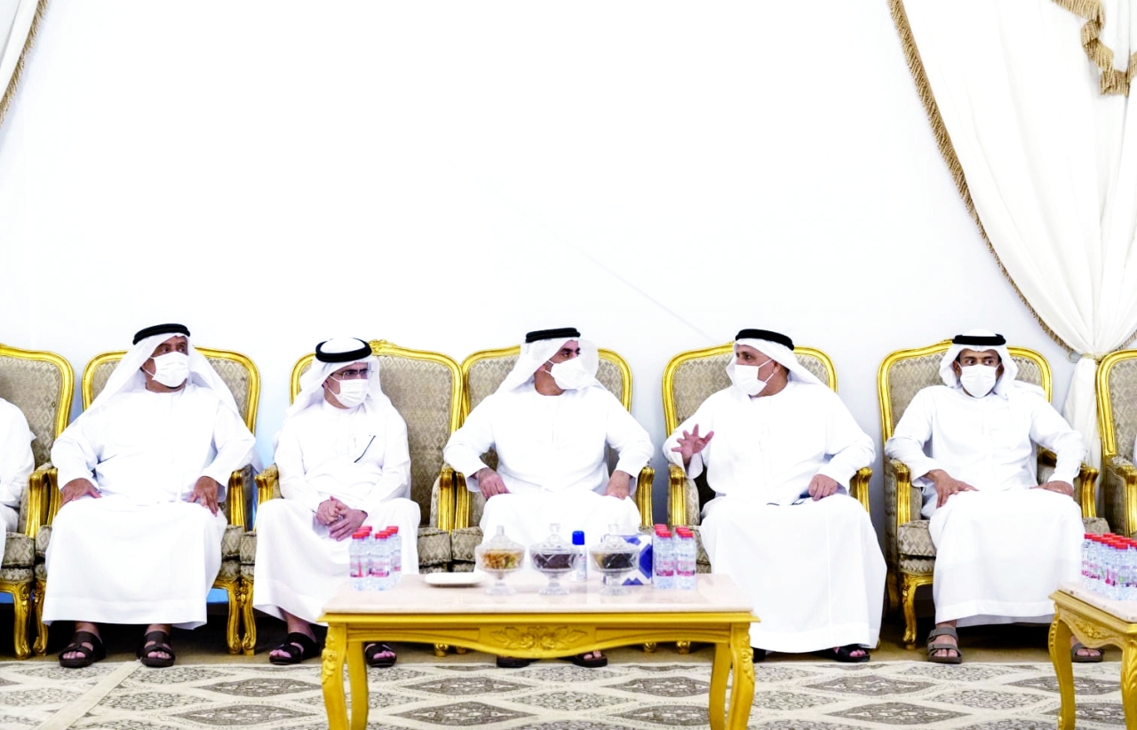 "سيف بن زايد وسلطان بن طحنون وضاحي خلفان خلال تقديم واجب العزاء"