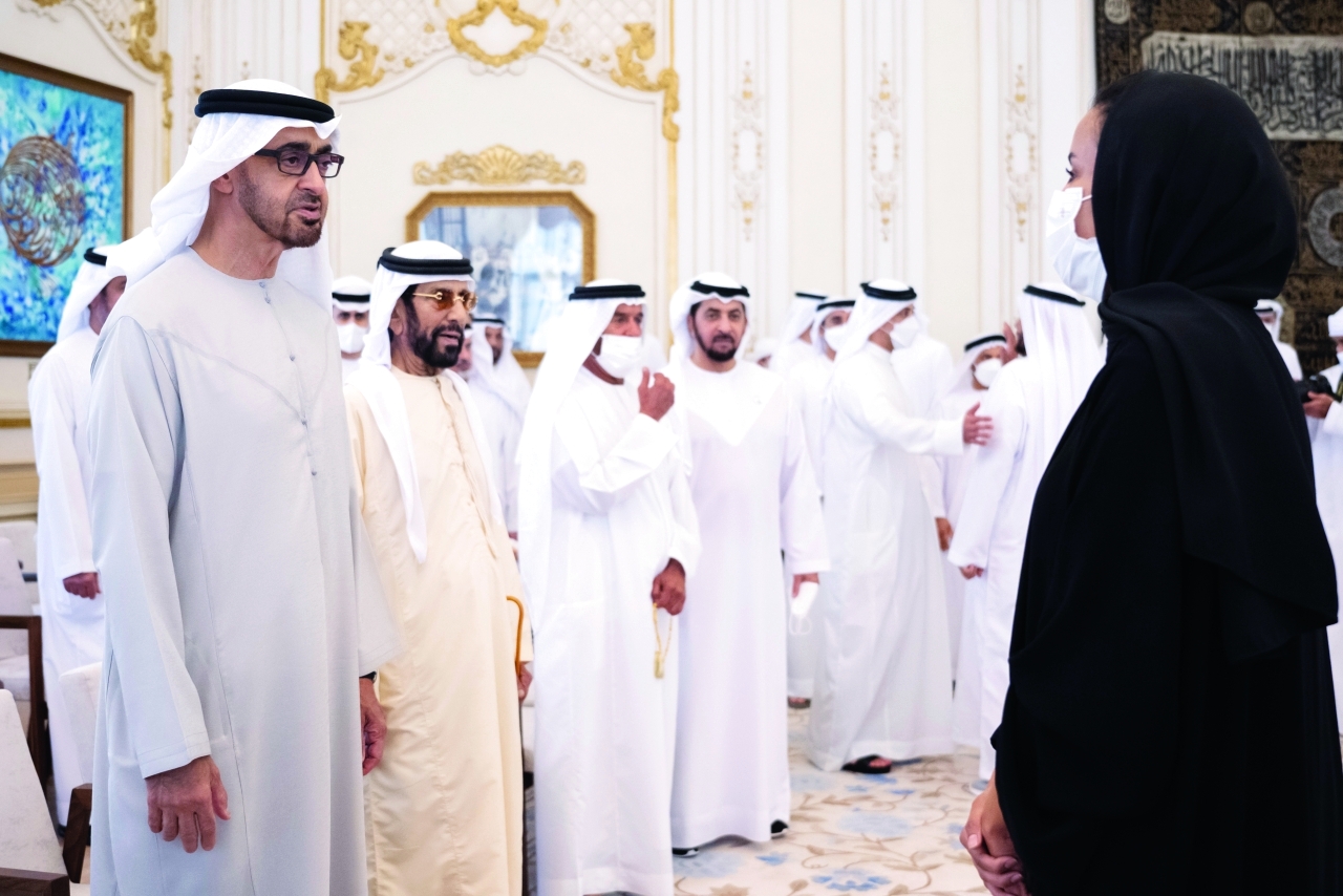 "سموه يستمع إلى إحدى المواطنات بحضور حمدان بن زايد وطحنون وسرور بن محمد ومنصور بن زايد"